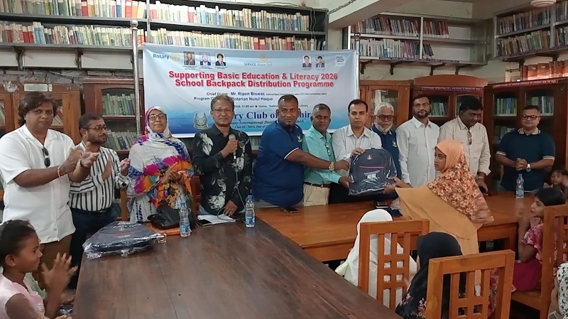 সাতক্ষীরায় অসচ্ছল-মেধাবী শিক্ষার্থীদের মাঝে ব্যাগ ও শিক্ষা উপকরণ বিতরণ